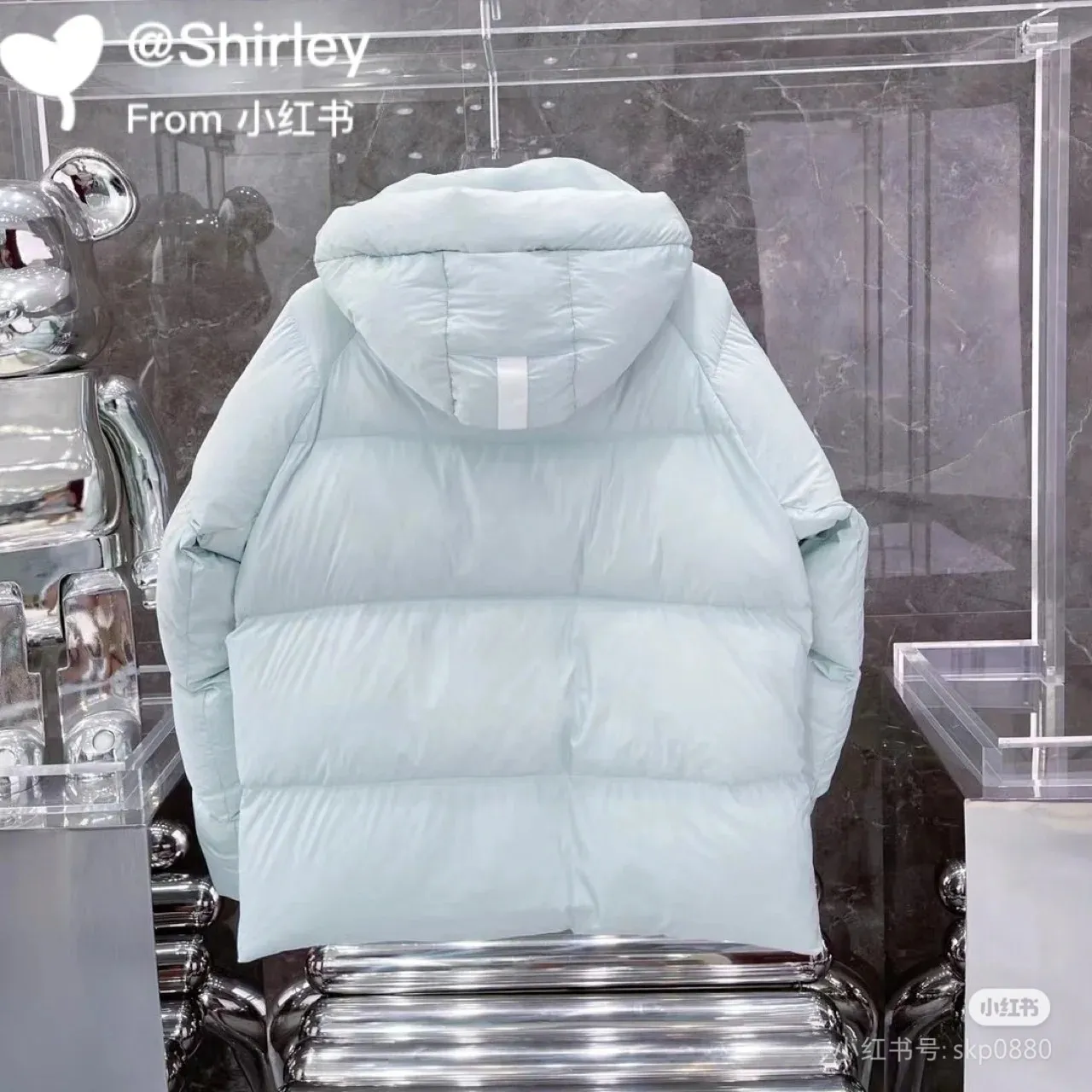 P760 Capsule Series #Exclusive First Release #𝘾𝘼𝙉𝘼𝘿𝘼 𝙂𝙊𝙊𝙎𝙀𝙅𝙪𝙣𝙘𝙩𝙞𝙤𝙣 Top Original Core Private Chat CANADA GOOSE White Label STELS Series Junction Pastel Parker Top Original Product color: Beichen white, melting water blue, stone gray, soft light pink, moonlight lime Size: XS, S, M, L, XL Junction Parker pastel light weight, warm. The Junction Parker is made from soft EnduraLuxe fabric with CORDURA for added durability in high-wear areas, making it lightweight and durable. Features a removable hood for easy transition into warmer weather. Featuring white trim, this parka complements the muted fabric colors and brings a breath of fresh air into the colder months.  Materials List: Details Product Features Removable premium insulated hood is two-way adjustable and padded with down for greater softness around the head and neck Length: Hip-length and warm.  Fabric: Wear-resistant knitting technology: CORDURA fabric is used to reinforce wear-prone areas to improve durability. The inner strap can be worn on the shoulders to free up your hands. The down placket is designed with an invisible snap button closure above the two-way zipper to prevent wind and warmth. Unzips from the bottom to increase range of motion or improve breathability Ribbed knit cuffs add comfort and lock in heat Internal drawstring at hem to block cold wind 3 exterior pockets: Fleece-lined handwarmer pockets with two-way zipper closure for easy access to items. Security pocket with zipper closure under the fly · 2 internal pockets: drop-in pocket Note: As we all know, the original version is made of 80% white duck down, and the fill power refers to the cubic inches of volume occupied by each ounce (30 grams) of down under certain conditions. If one ounce of down occupies 500 cubic inches, the fill power of the down is 500. So we can simply understand it as: fill power is the volume of down, and the volume of down is fill power. The higher the fill power of down, it means that under the same filling amount, down can fix a larger volume of air layer to keep warm and insulate, so the warmth retention of down is better.  Summary: Note: Some merchants add waste silk, 50 velvet, hand-feel velvet, etc. to the filling in order to maximize profits during the production process! It is said to be 90% white duck down, purchasing agent level, or even more exaggeratedly said to be 90% white goose down, to fool the layman! (You can consult the official website. All styles are made of white duck down.) At the same time, I will teach you a more practical trick: buy one from Tmall, and buy another from a merchant you trust at the same time, and come back to compare the details. (Tmall provides 7-day no-reason return and exchange, and MT does not affect secondary sales and provides 15-day no-reason return and exchange.) ⚠️ Remember the principle of getting what you pay for! Don't be greedy for small gains, or you will suffer big losses! Every customer is welcome to ask questions and we will continue to improve product quality and service!